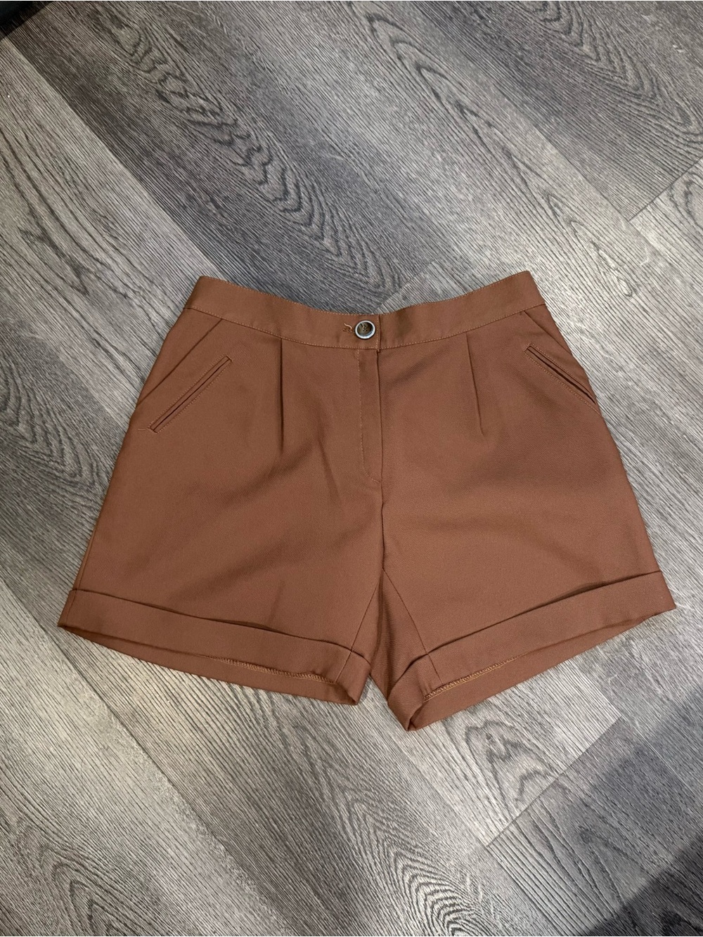 Tailored short in trendy brown color